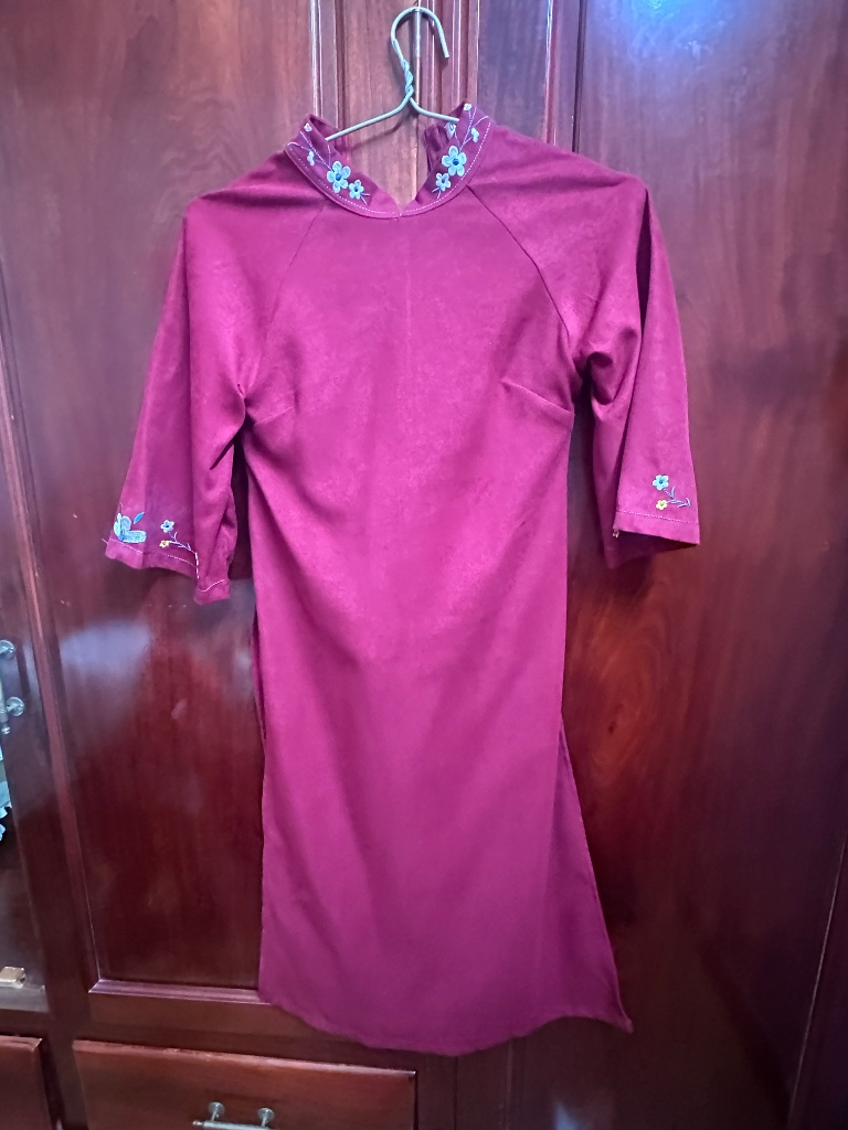 Áo dài cách tân màu đỏ đô, thêu hoa